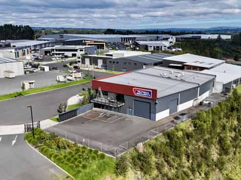 Large warehouse / showroom / offices in Tauriko