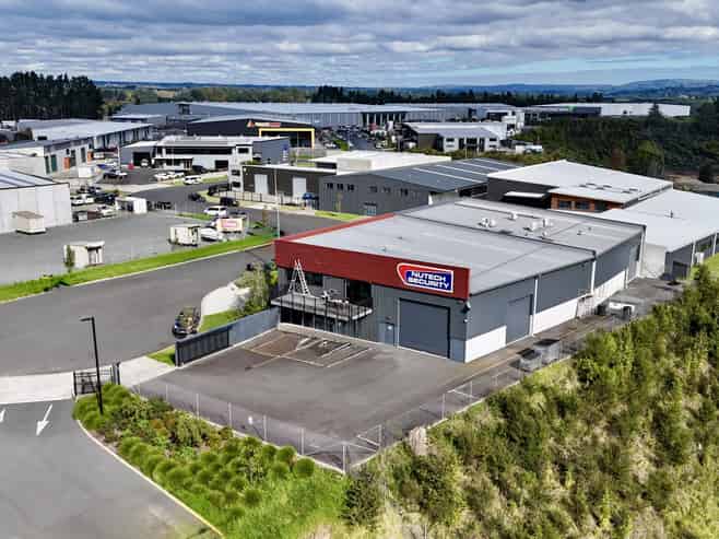 Large warehouse / showroom / offices in Tauriko