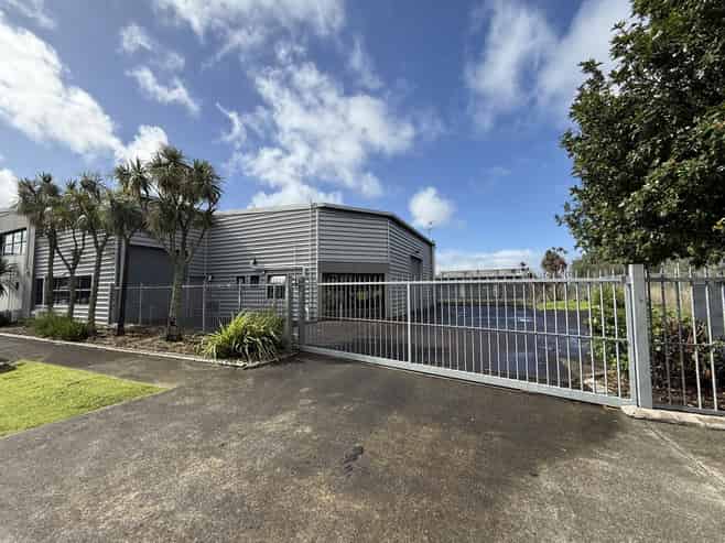 High-spec office/warehouse | Medical grade fit-out