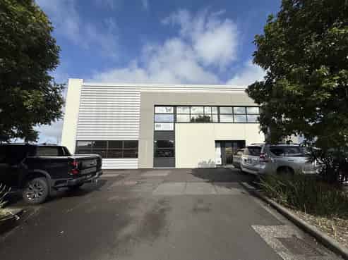 High-spec office/warehouse | Medical grade fit-out