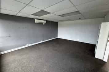 Functional office in central Huapai