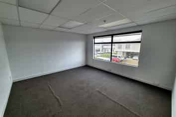 Functional office in central Huapai