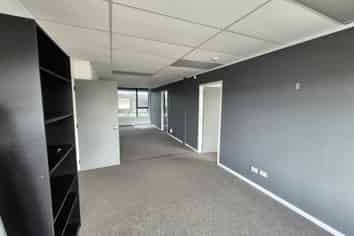 Functional office in central Huapai