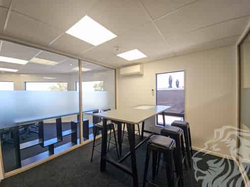 Office with Amazing Views - c278m²