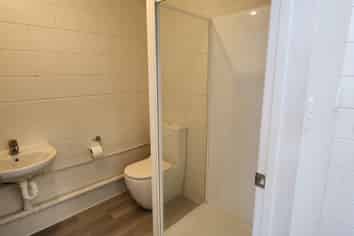 Must view! newly renovated office / studio