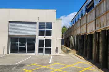 Must view! newly renovated office / studio