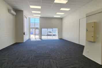 Must view! newly renovated office / studio