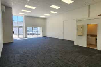 Must view! newly renovated office / studio