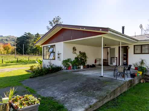 3855 Matawai Road, Otoko
