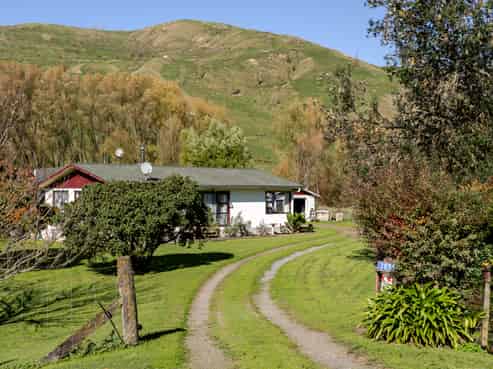 3855 Matawai Road, Otoko