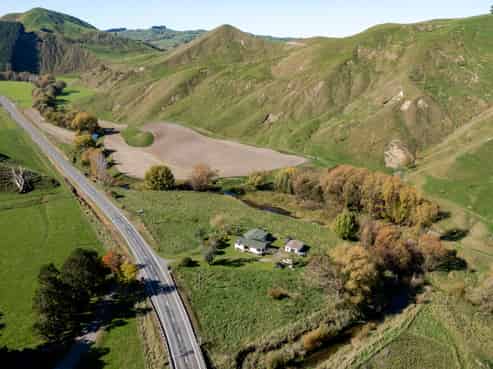 3855 Matawai Road, Otoko