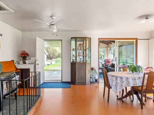 3855 Matawai Road, Otoko