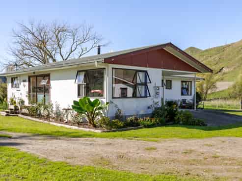 3855 Matawai Road, Otoko