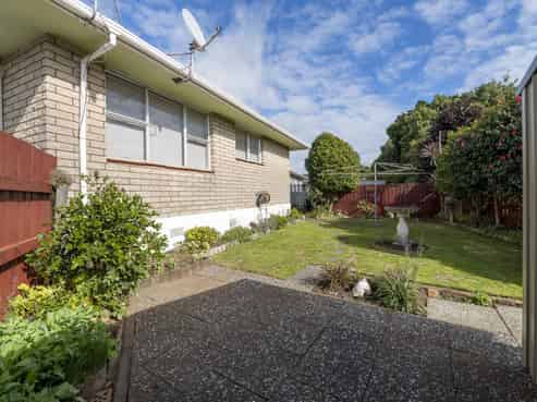 2/4 Severn Place, Spotswood
