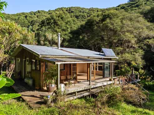 240 Cave Road, Pouawa