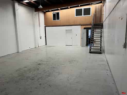 Great Port location- Warehouse Office and Yard