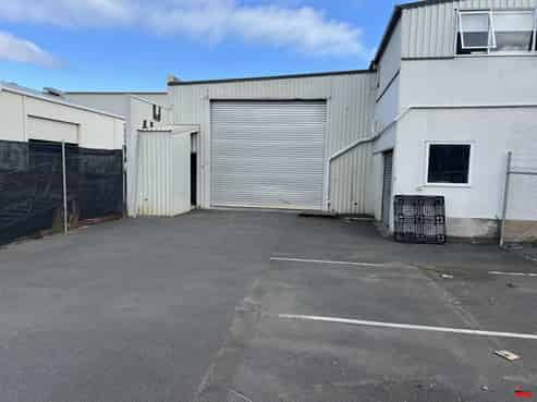 Great Port location- Warehouse Office and Yard