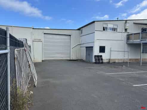 Great Port location- Warehouse Office and Yard