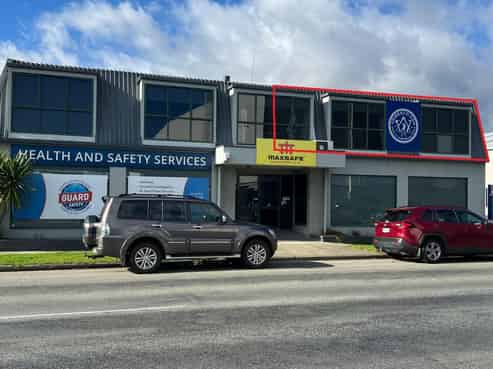 Great Port location- Warehouse Office and Yard