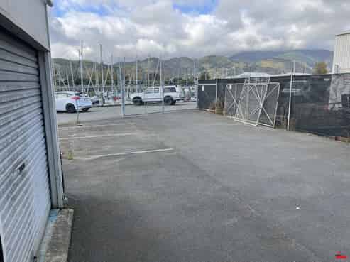 Great Port location- Warehouse Office and Yard