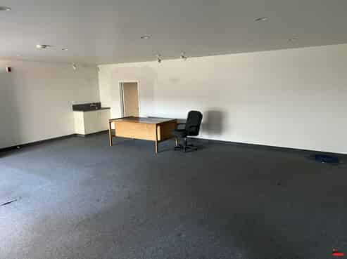 Great Port location- Warehouse Office and Yard