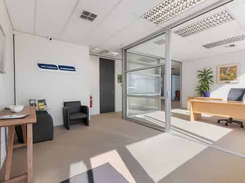 Modern ground floor office exceptional exposure