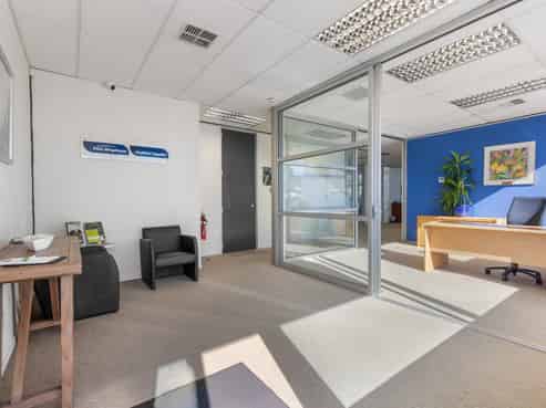 Modern ground floor office exceptional exposure