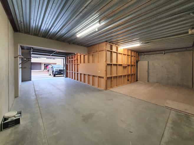 Tradie alert - office and workshop combo!