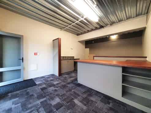 Tradie alert - office and workshop combo!