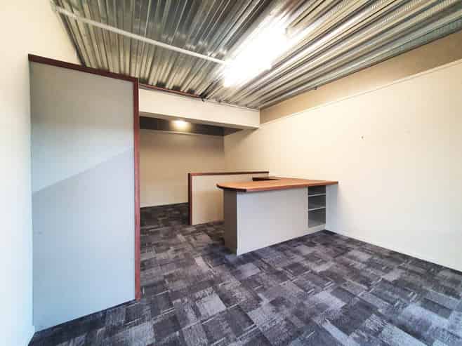 Tradie alert - office and workshop combo!