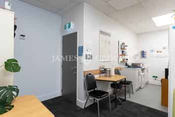 A-Grade Airport Oaks Office
