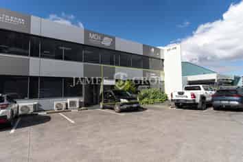 A-Grade Airport Oaks Office