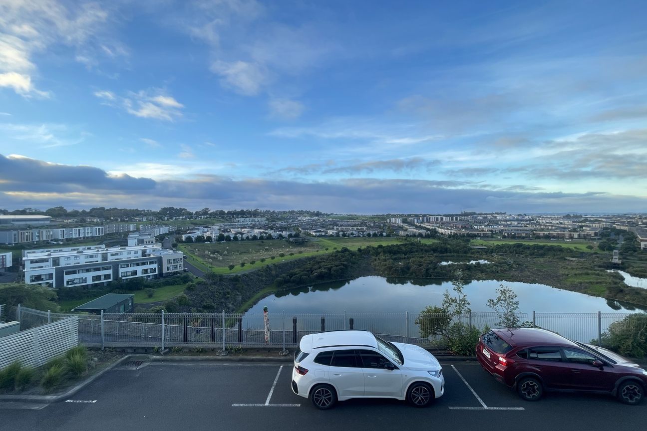 Modern Level 1 Office in High-Profile Location - Vista 6