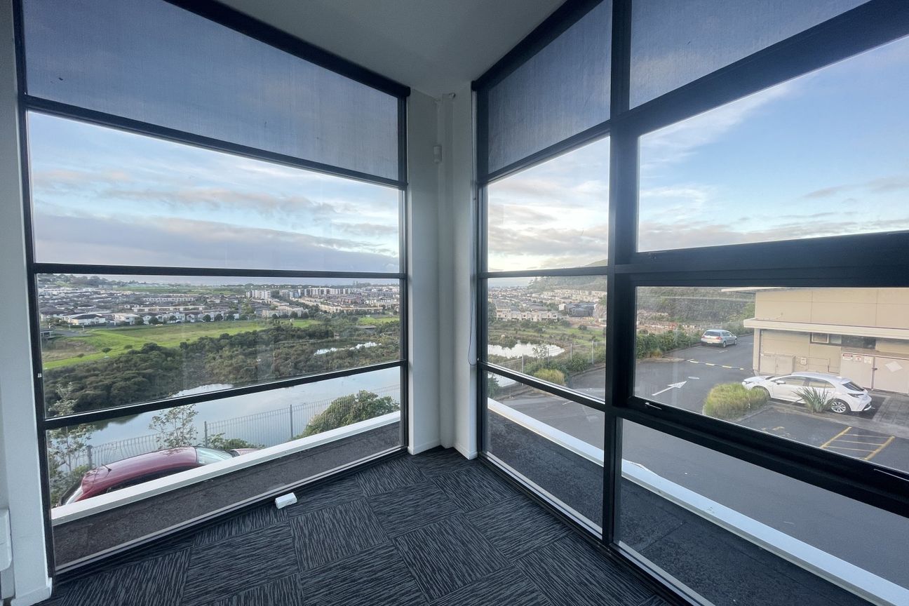 Modern Level 1 Office in High-Profile Location - Vista 3