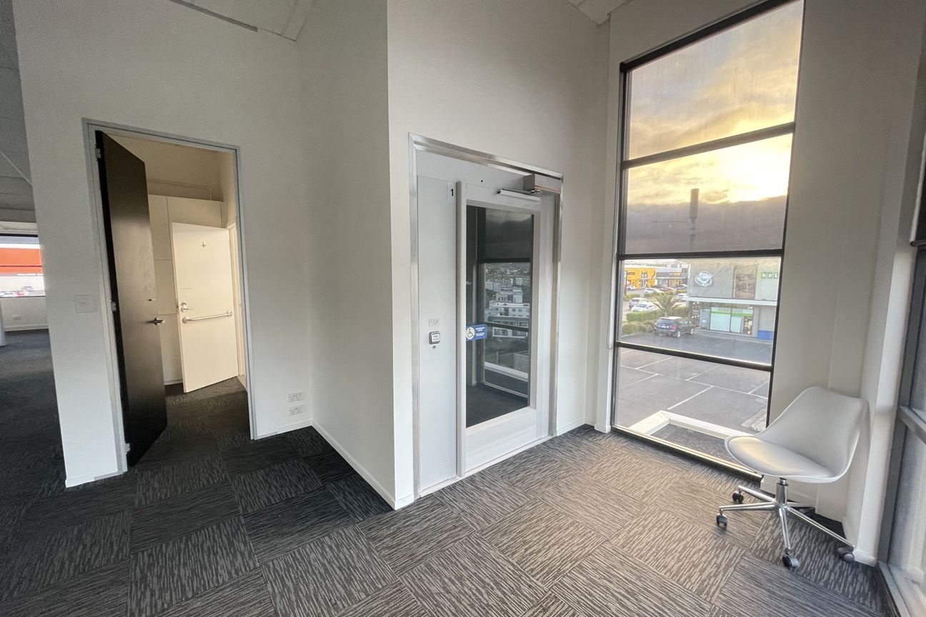 Modern Level 1 Office in High-Profile Location - Vista 5