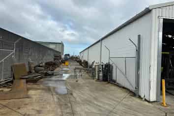 Stand-alone warehouse with yard