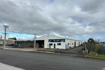 Stand-alone warehouse with yard