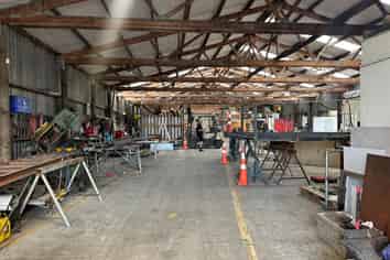 Stand-alone warehouse with yard