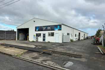 Stand-alone warehouse with yard
