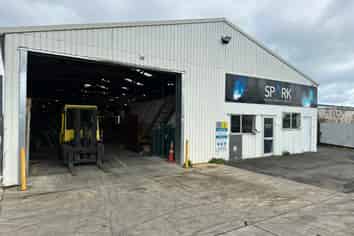 Stand-alone warehouse with yard