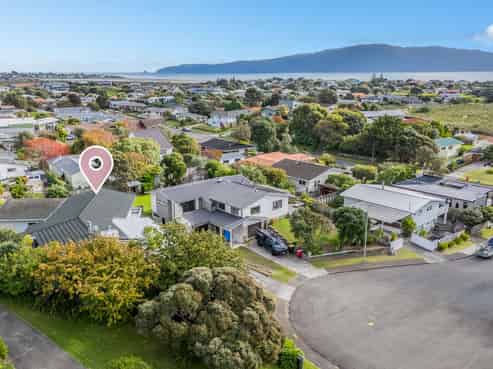 6 Lindale Grove, Waikanae Beach