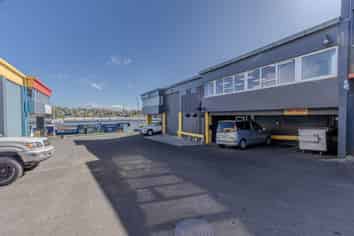 VERSATILE INDUSTRIAL UNIT FOR LEASE
