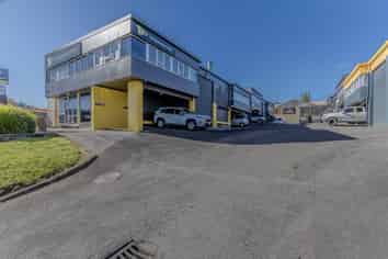 VERSATILE INDUSTRIAL UNIT FOR LEASE
