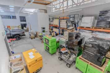VERSATILE INDUSTRIAL UNIT FOR LEASE
