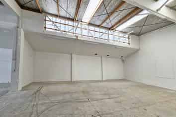 VERSATILE INDUSTRIAL UNIT FOR LEASE
