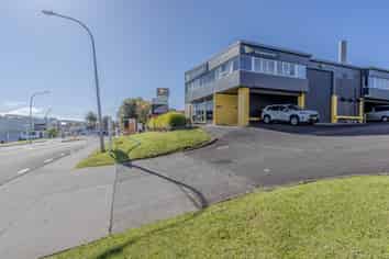VERSATILE INDUSTRIAL UNIT FOR LEASE
