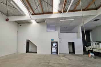 VERSATILE INDUSTRIAL UNIT FOR LEASE
