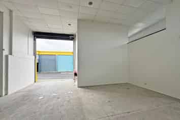 VERSATILE INDUSTRIAL UNIT FOR LEASE
