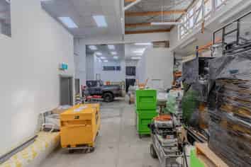 VERSATILE INDUSTRIAL UNIT FOR LEASE
