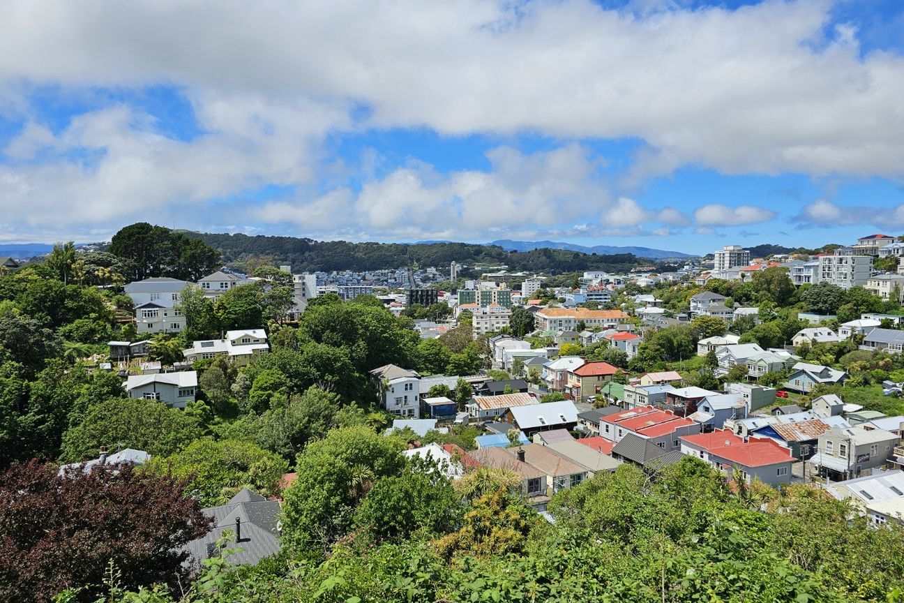 Spacious 5-Bedroom Bungalow  Incredible Sun & Views Over Aro Valley - Поглед 3